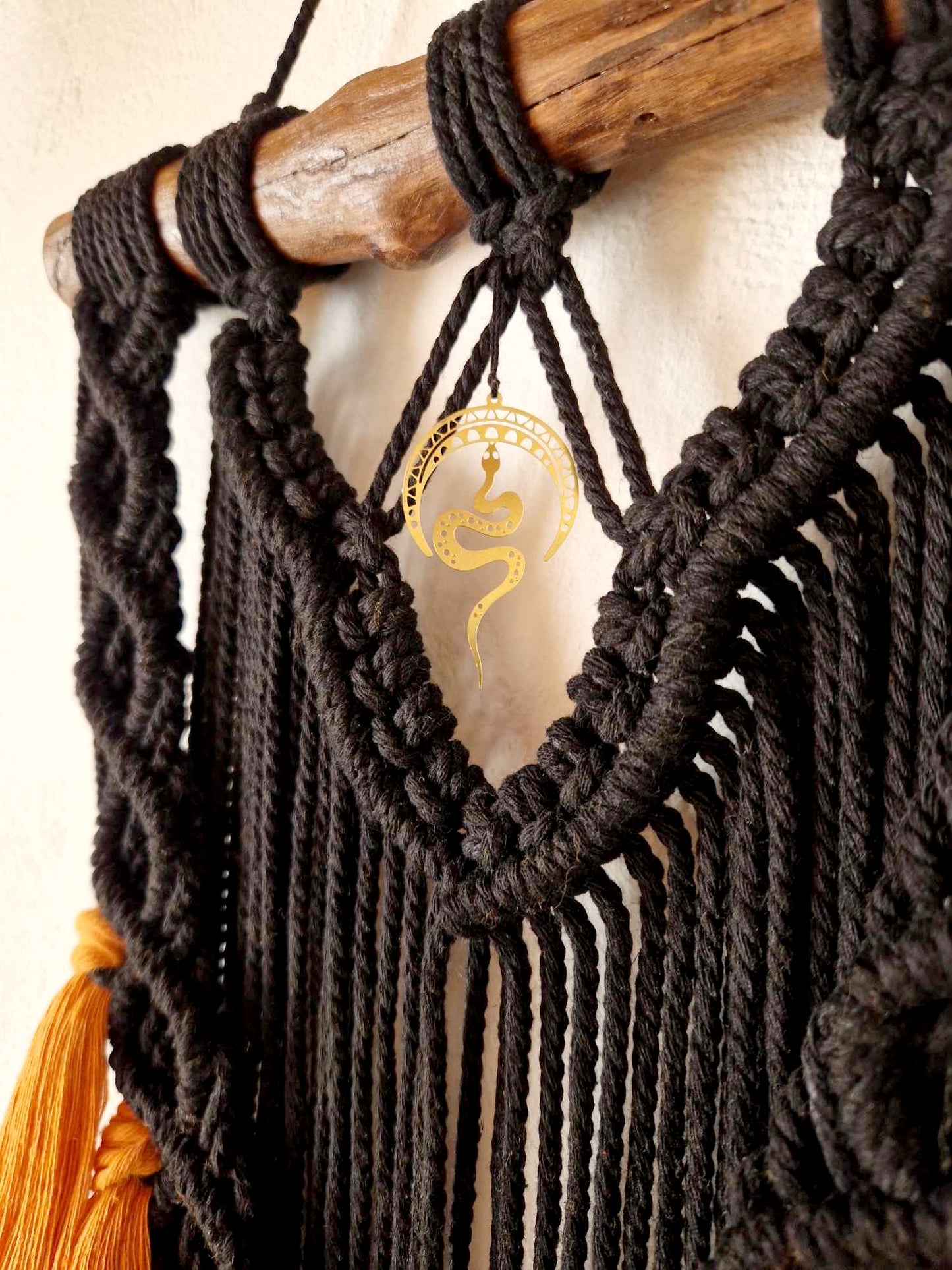 Macramé mural [2024] - Noir et Curcuma