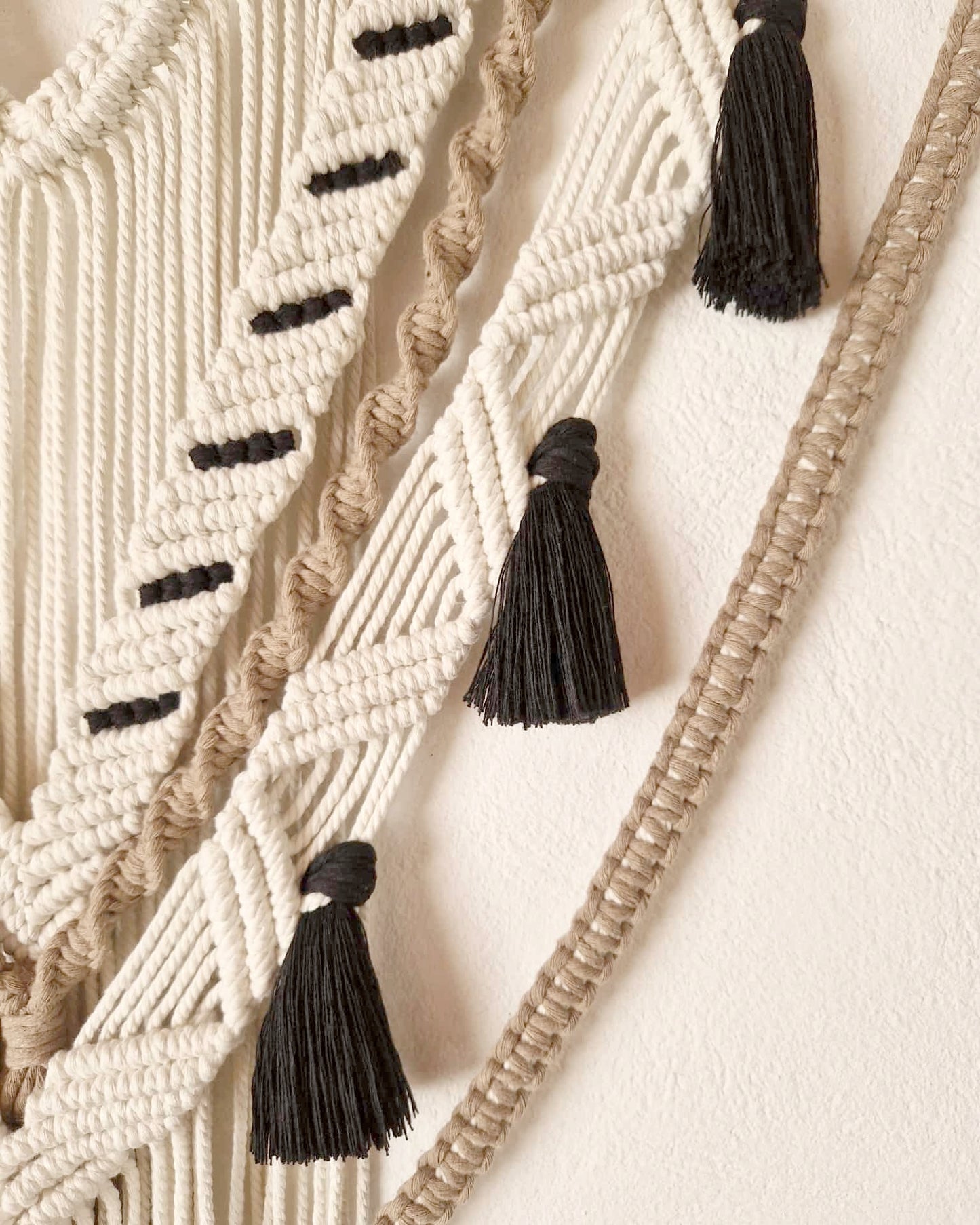 Macramé mural [2025] - écru, muscade et noir